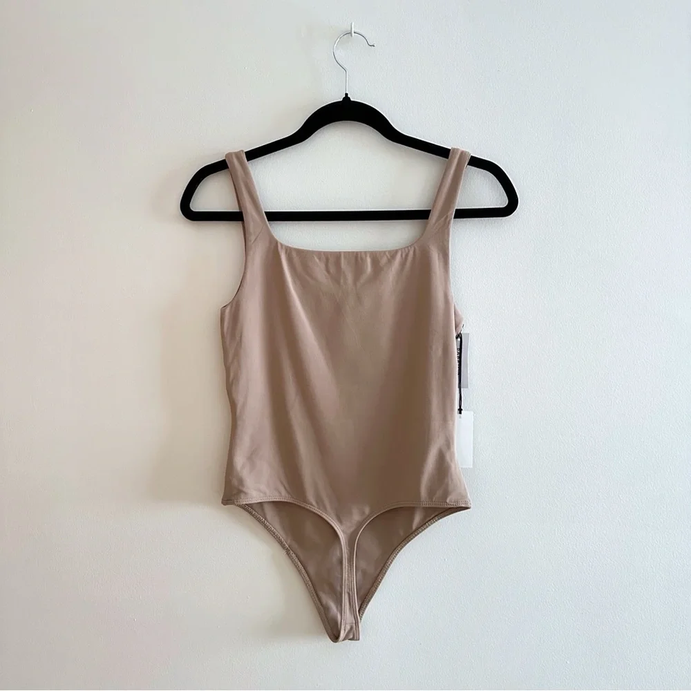 NWT Aritzia Babaton Brown Contour Tank Capsule Minimalist Square neck Bodysuit M - Picture 2 of 5